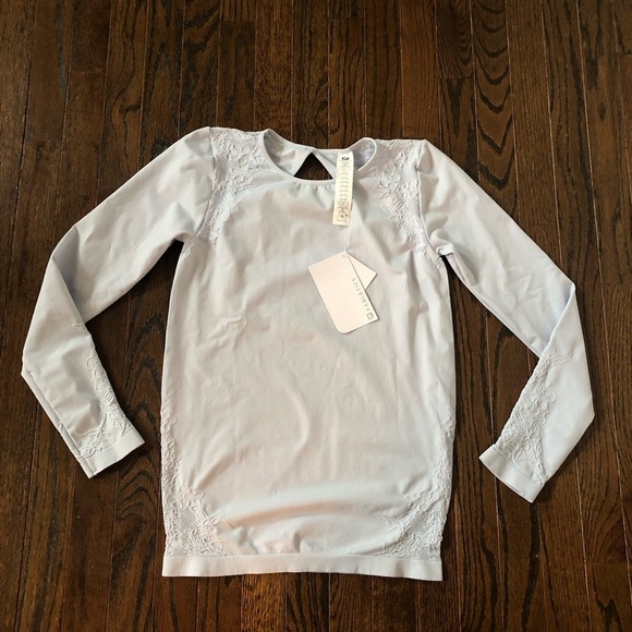 *NWT* Fabletics Women’s M Blue Elise Seamless Floral Keyhole Long-Sleeves Top - Picture 3 of 13